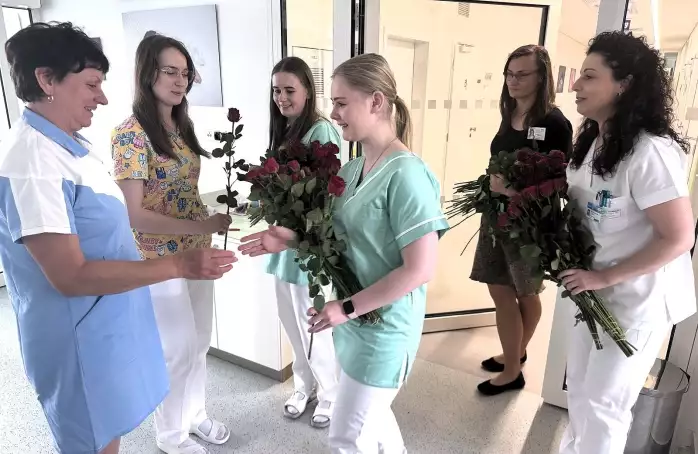 Sestry měly svátek. V nemocnici dostaly růže 
