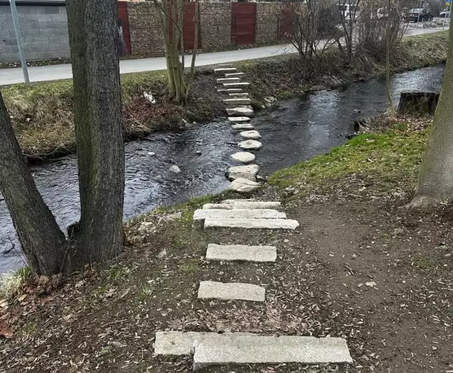 Inspirace z Příbrami. Přes říčku Bělou vznikne brod s nášlapnými kameny.