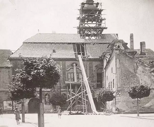 Oprava střechy zámku pánů z Říčan, pohled z proluky mezi domy čp. 10 a 13.