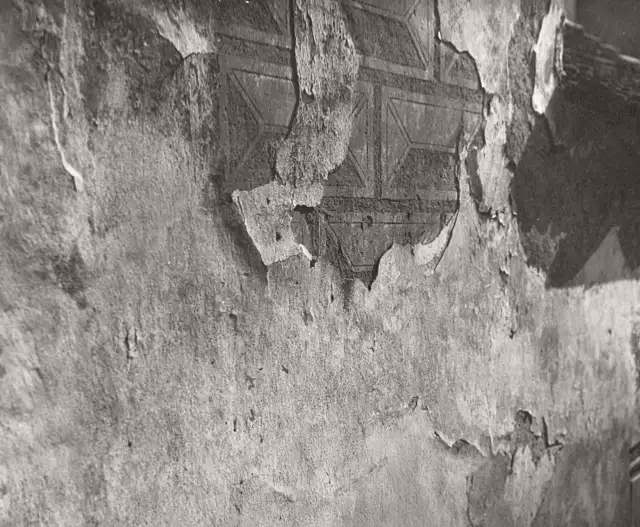 Sgrafita na presbytáři kostela sv. Bartoloměje vystupující pod opadanou omítkou.