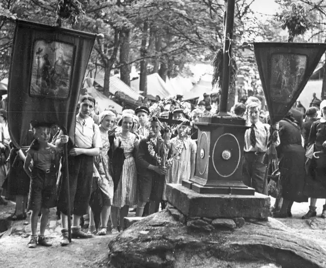 Poutě na Křemešníku se za první republiky těšily velkému zájmu lidí nejen z Pelhřimova a okolí. Foto: Josef Roudný, archiv Muzea Vysočiny Pelhřimov