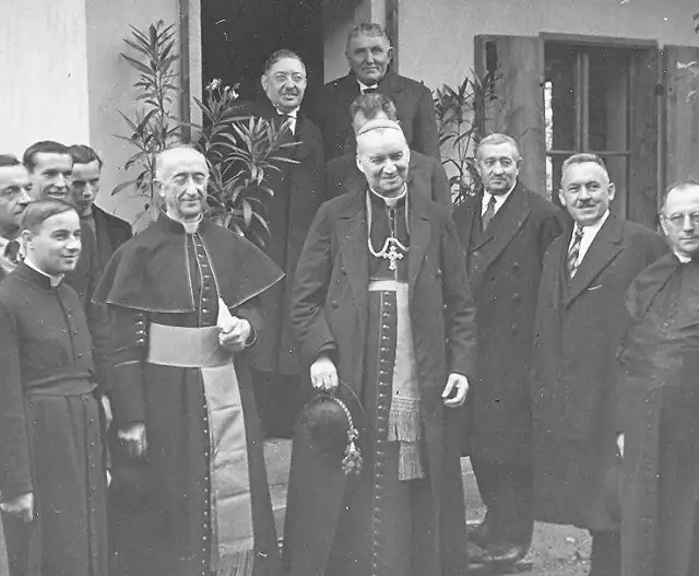 Arcibiskup Kašpar a děkan Vaněk před domečkem v děkanské zahradě. Foto: fotoateliér Šechtl a Voseček