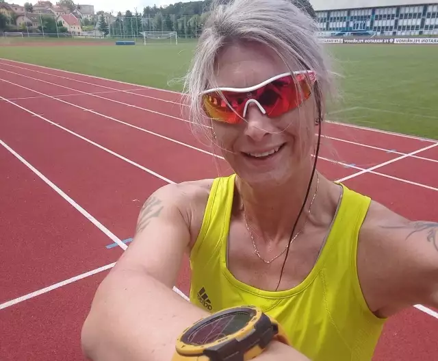 Markéta Valentová při tréninku na atletickém oválu ve sportovním areálu v Nádražní ulici. 