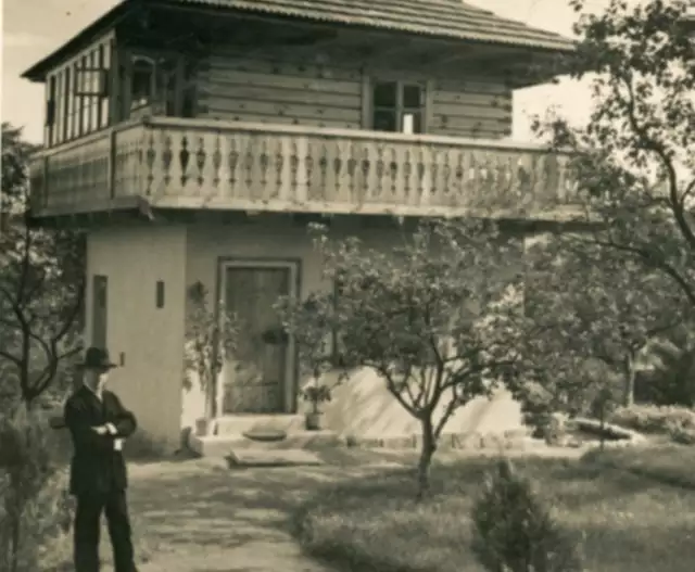 Msgre. F. B. Vaněk v děkanské zahradě u svého domečku. Foto: archiv Muzea Vysočiny Pelhřimov