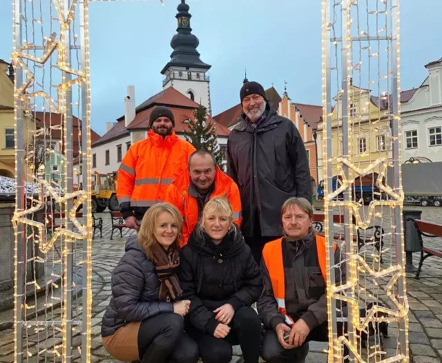 Při přípravě vánoční výzdoby na Masarykově náměstí 
v listopadu 2022.