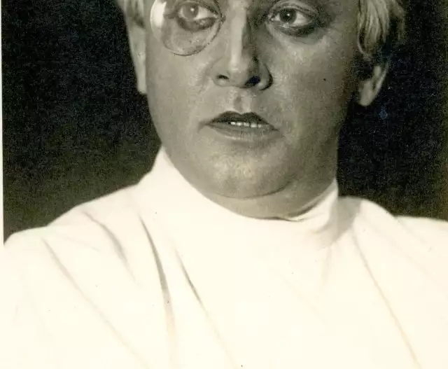 Vilém Lipský byl vyhlášeným cukrářem a především nadšeným divadelním ochotníkem. Snímek z roku 1937 ho zachytil v roli dr. Sigelia v Čapkově Bílé nemoci.