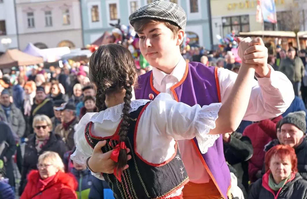 Masky na chvíli ovládly město. Za prezidenta si zvolily řezníka