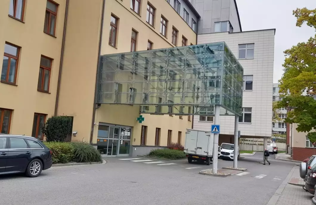 Omezení návštěv v pelhřimovské nemocnici končí