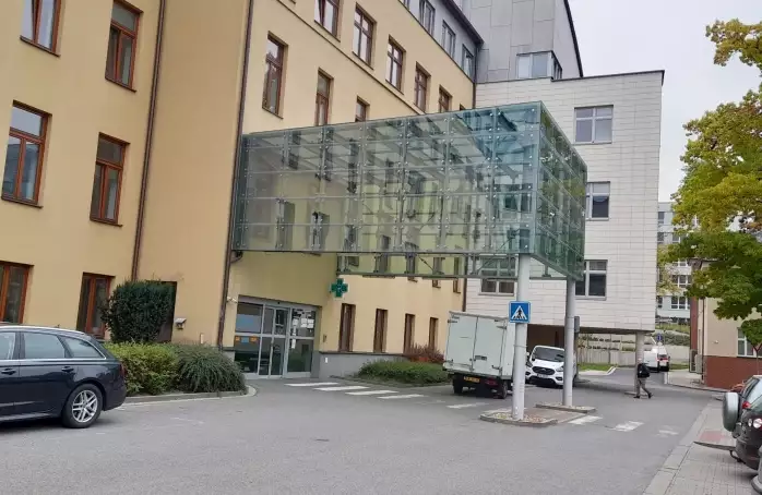 Omezení návštěv v pelhřimovské nemocnici končí