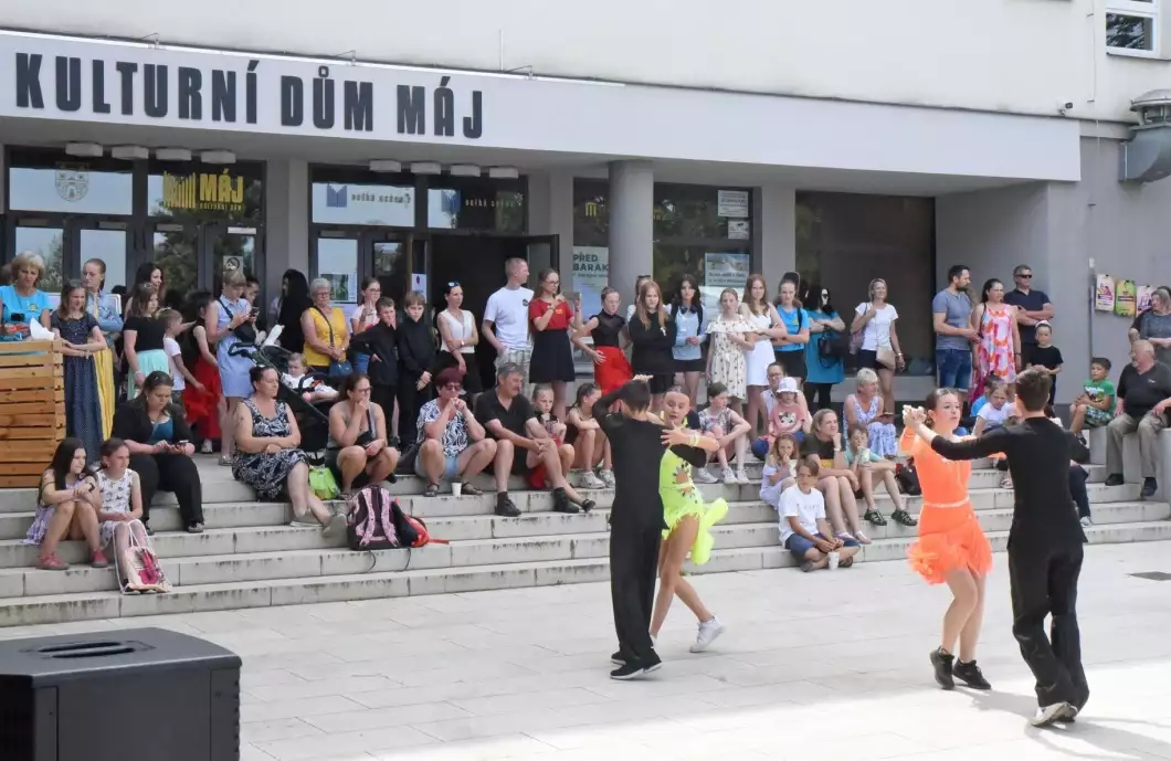 Okolí kulturního domu Máj obsadily děti. Slavily svátek