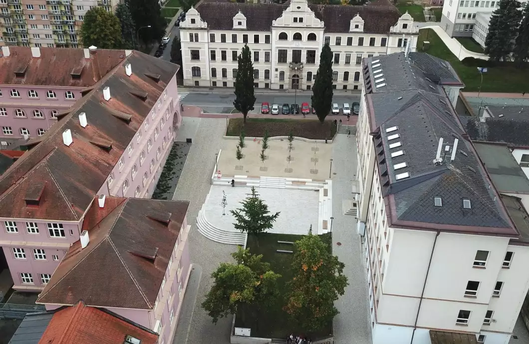 Přijďte si prohlédnout GYOA. Pořádá Den otevřených dveří