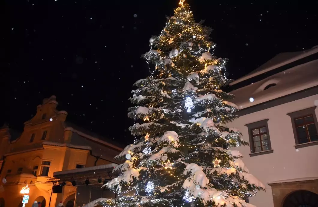 Cinkání zvonečků rozsvítí strom na náměstí. Už v neděli