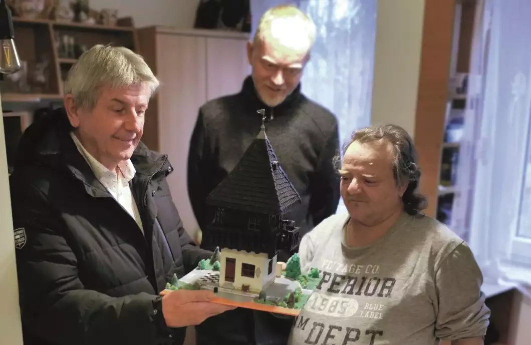 Josef Přenosil daroval městu model Domečku F. B. Vaňka