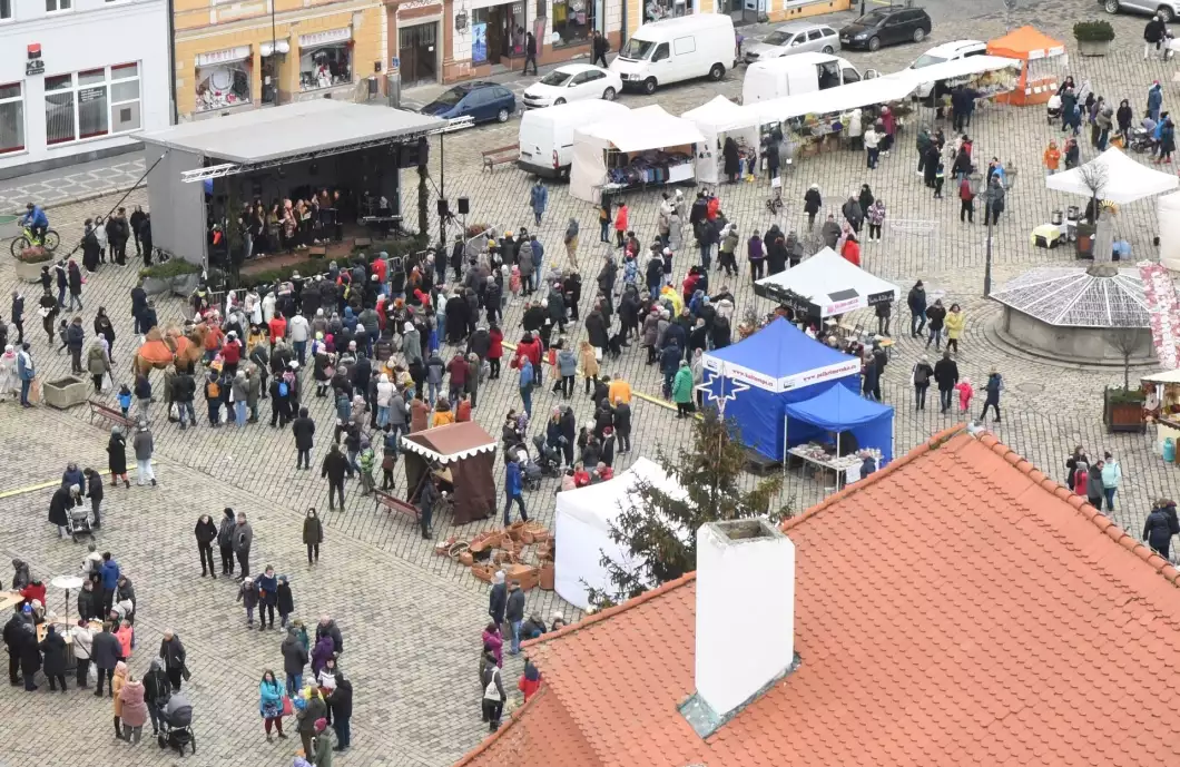 Vánoce na náměstí provázela vůně perníčků i svařáku