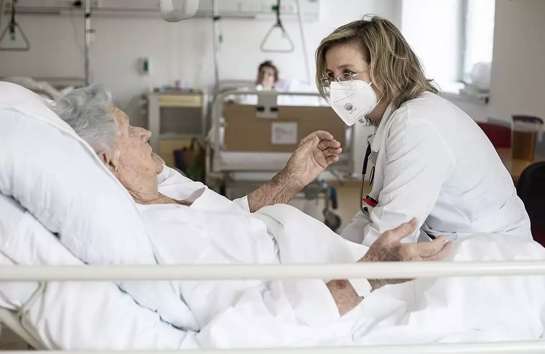 Cílem paliativní péče je důstojné dožití doma, říká lékařka Eliška Štokrová