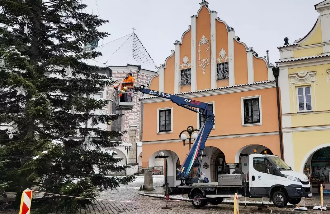 VIDEO: Pracovníci technických služeb už zdobí stromeček