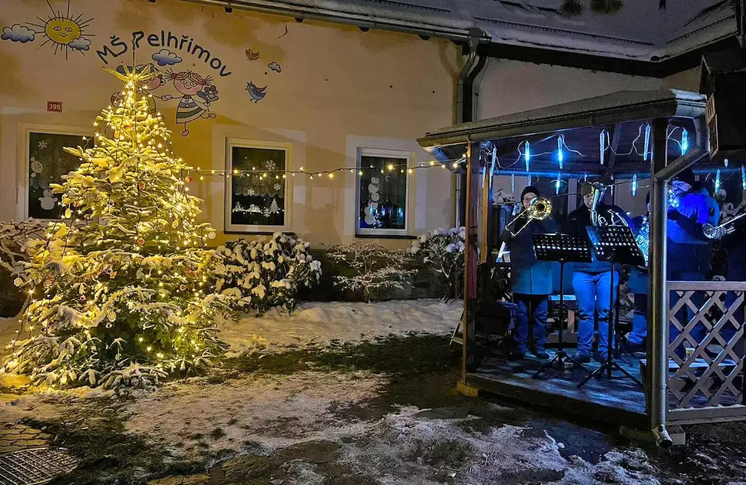 V mateřské škole Pod Náspem slavnostně rozsvítili stromeček