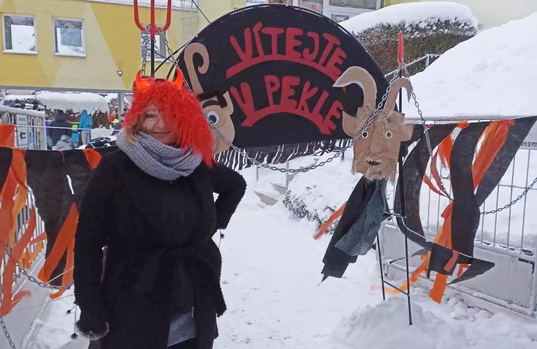 Děti plnily úkoly. Určily jim je čertice u pekelné váhy