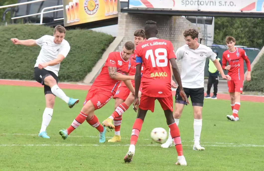 Boj o trochu klidu v divizi. Fotbalisté hostí posledního
