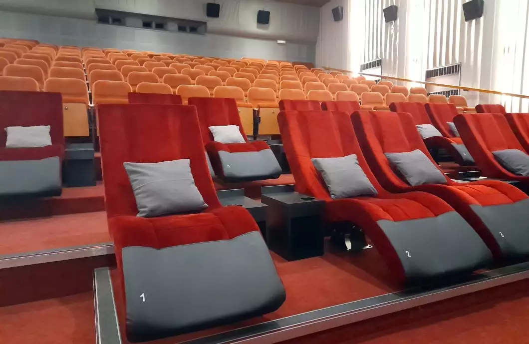 Lepší obraz i zvuk. Místo části sedadel jsou lehátka. Kino prošlo proměnou