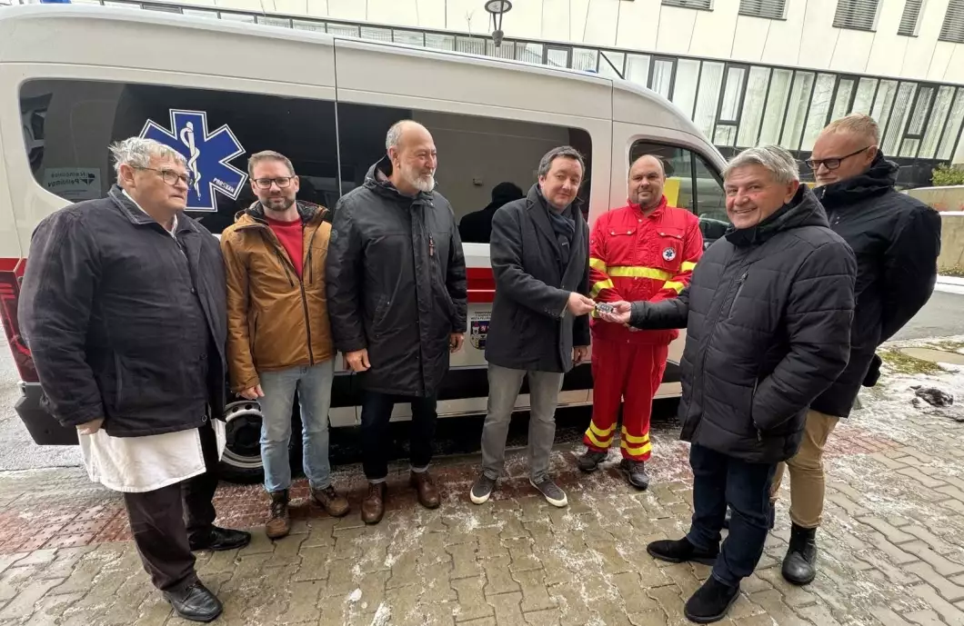 Nemocnice má novou sanitku. Milionem přispělo město