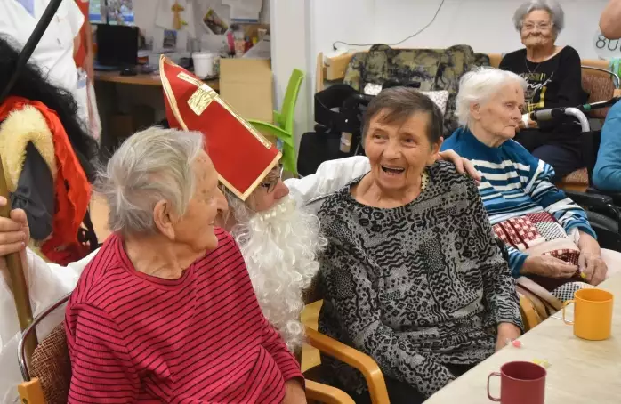 Mikuláš do domova seniorů dorazil v doprovodu dětí