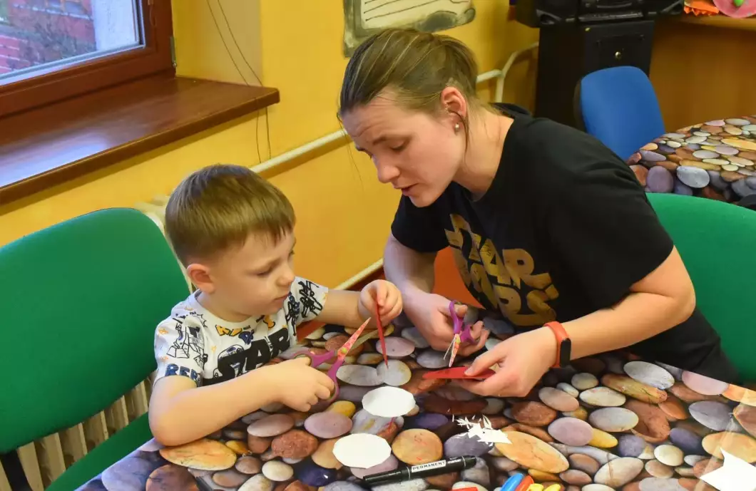 Děti v knihovně vyráběly čertíky z papíru