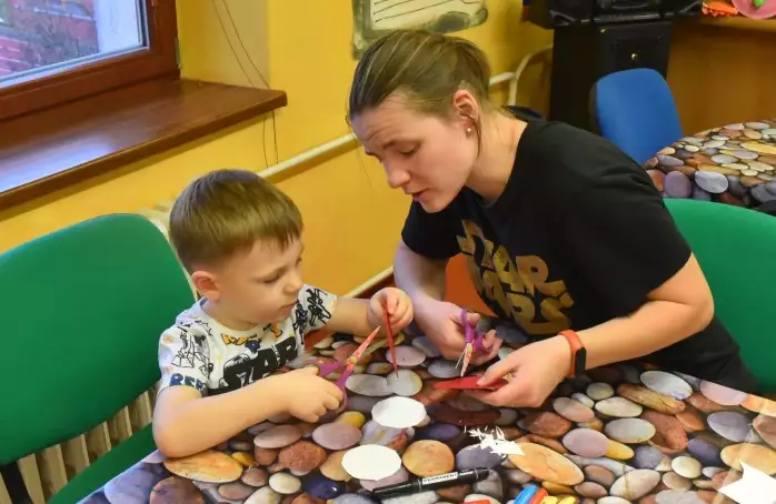 Děti v knihovně vyráběly čertíky z papíru