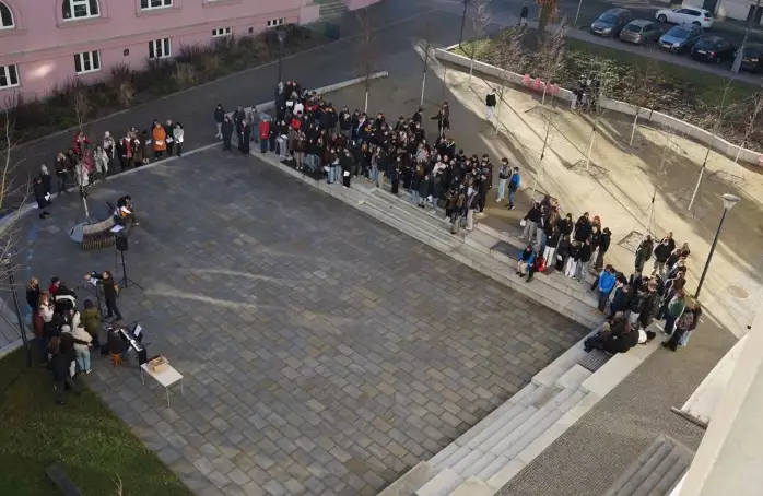 U gymnázia zněly vánoční písně v podání studentů a pedagogů