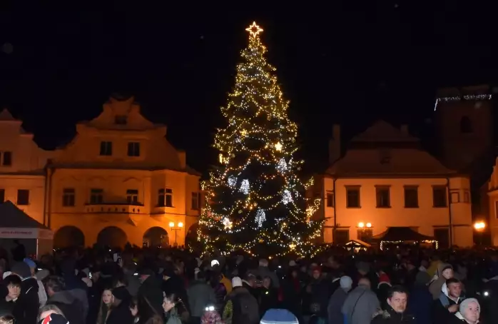 Rozsvícení jedličky na náměstí zahájilo advent