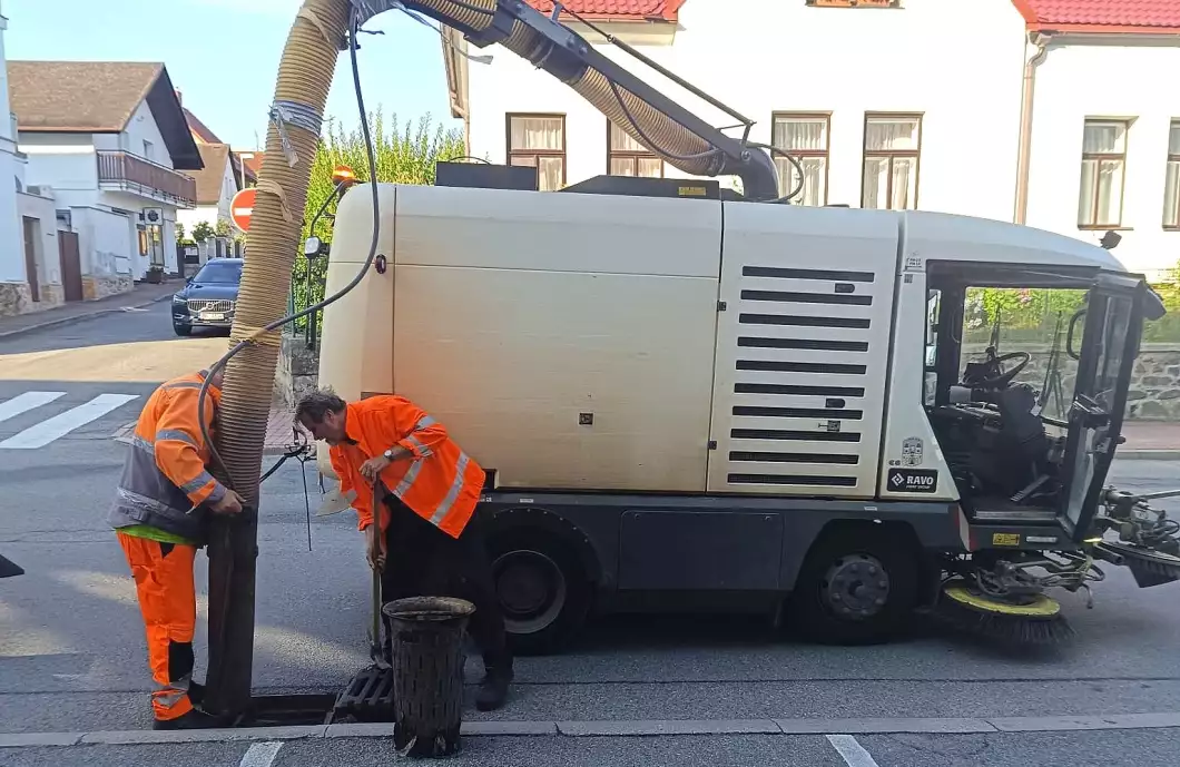 Čištění vpustí chrání město před záplavami i ledovkou