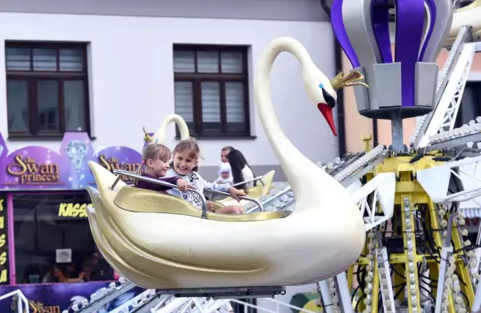 Pouťový víkend nabídl na náměstí hudbu i stánky