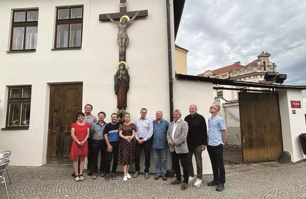 Kříž se vrátil na své místo. Ikonické srdce září