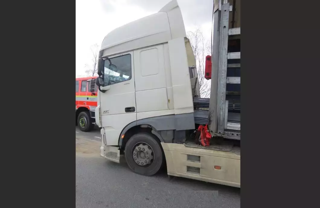 Řidiči se uvolnil náklad, škoda je skoro půl milionu