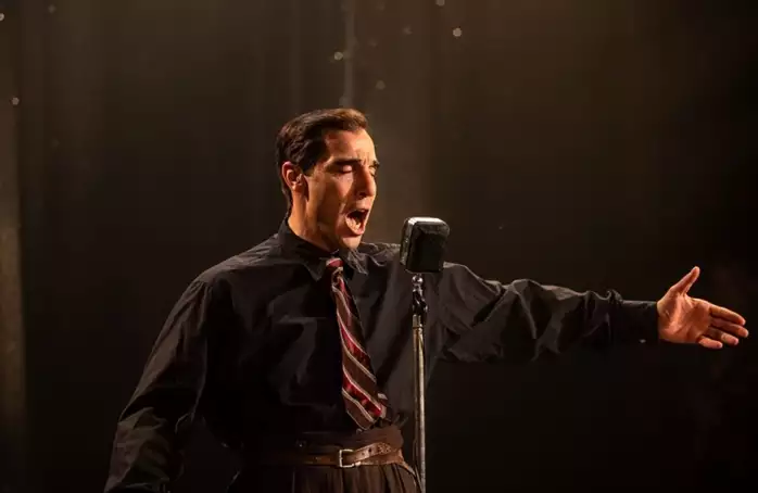 Nejen pro dříve narozené. Aznavour rozezní plátno emocemi