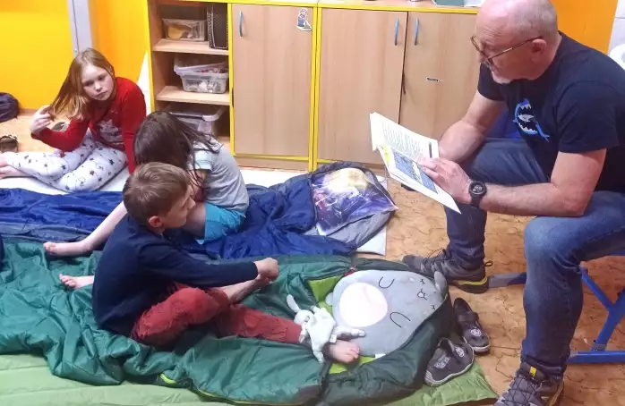 Děti si v ZŠ Komenského užily Noc s Andersenem