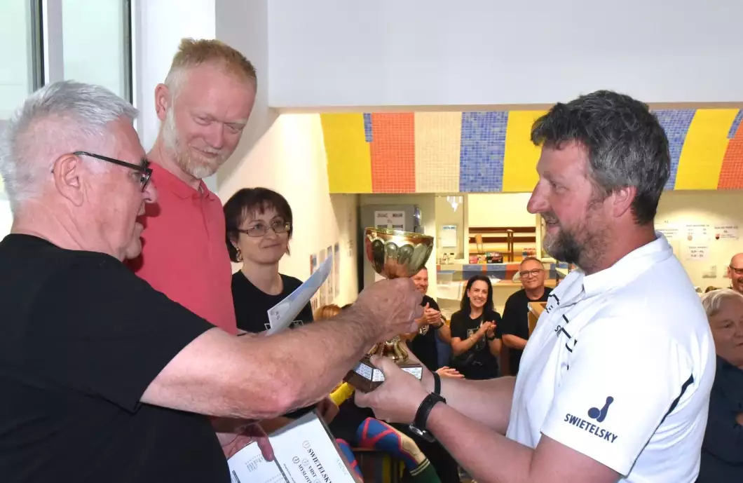 Zábava na prvním místě. Kuželkářskou soutěž hrály dvě desítky týmů