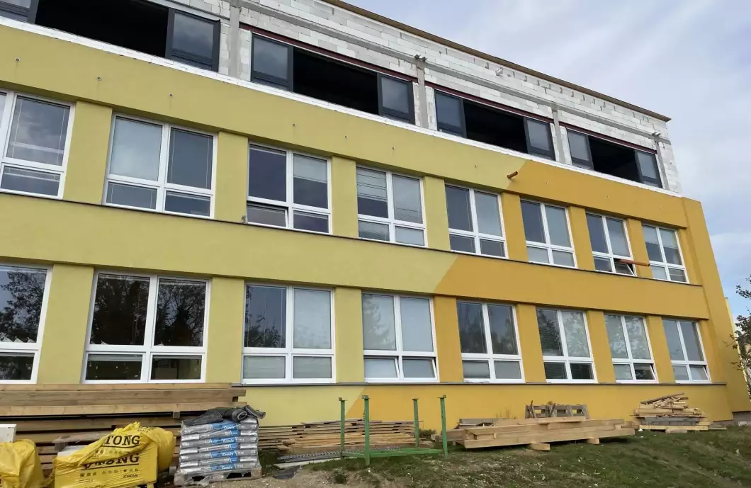 Investice města: Přístavba školy, parkoviště i oprava kapličky