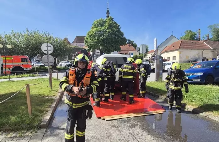 Hasiči trénovali zásah u požáru elektromobilu