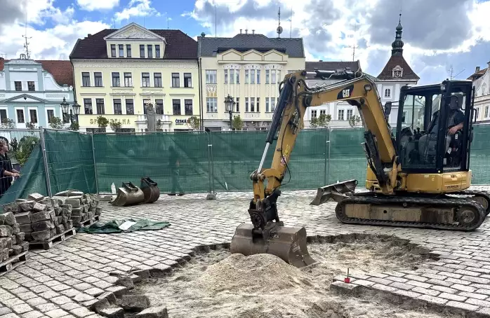 Na náměstí se chystá ukotvení pro vánoční strom