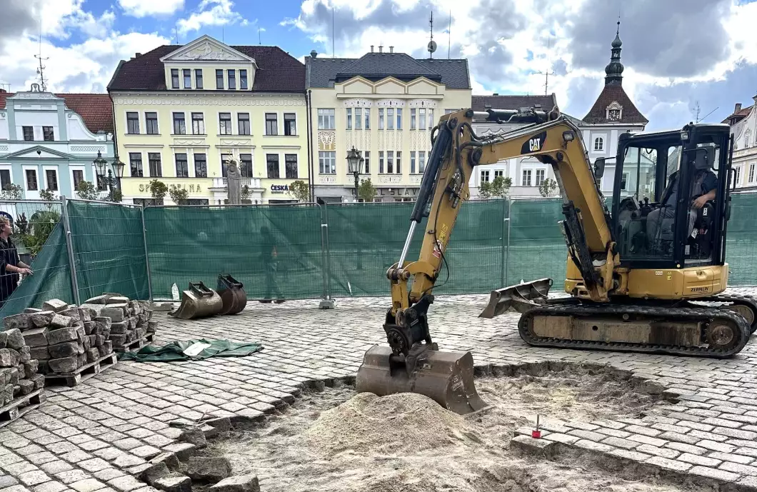 Na náměstí se chystá ukotvení pro vánoční strom