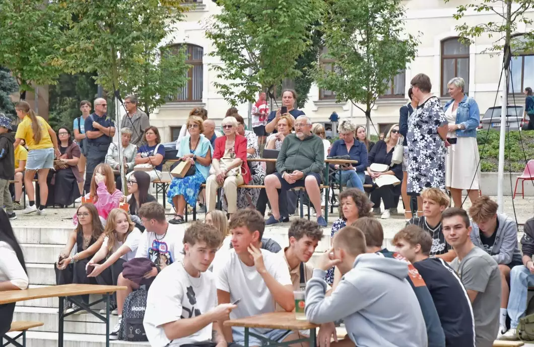 Obchodní akademie připomněla své půlstoleté dějiny