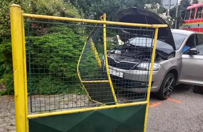 Řidič narazil do oplocení domu. Škoda je 150 tisíc korun