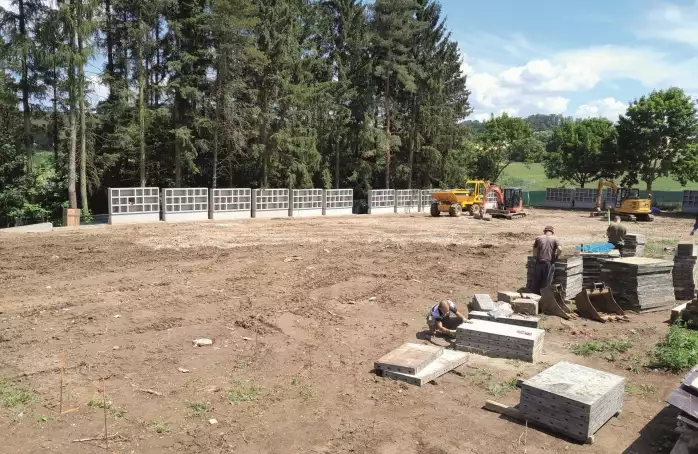 Práce na rozšíření hřbitova jsou v plném proudu