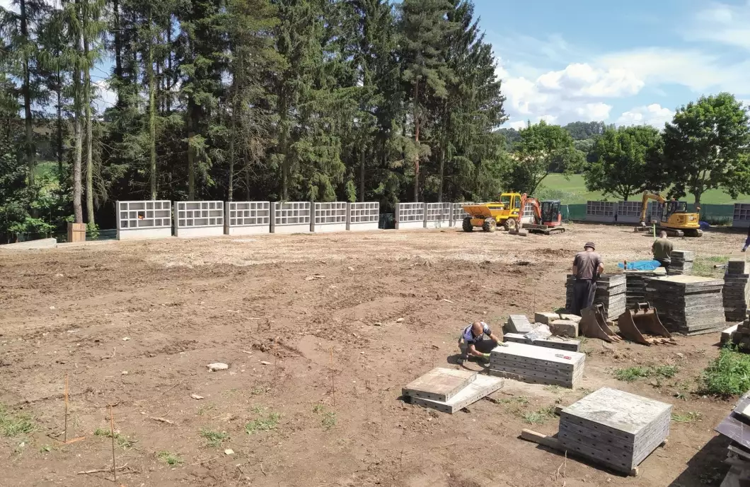 Práce na rozšíření hřbitova jsou v plném proudu