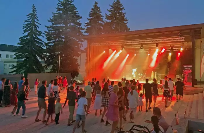 Tančírna pod širým nebem rozhýbe venkovní scénu