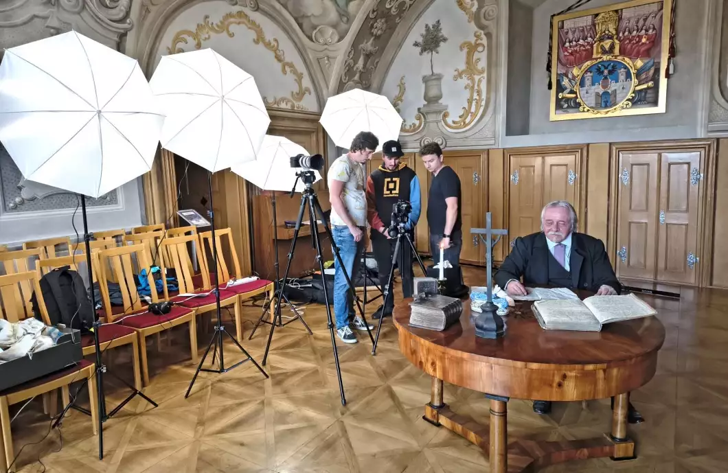 Na náměstí bylo rušno. Natáčely se klipy k podzimním oslavám