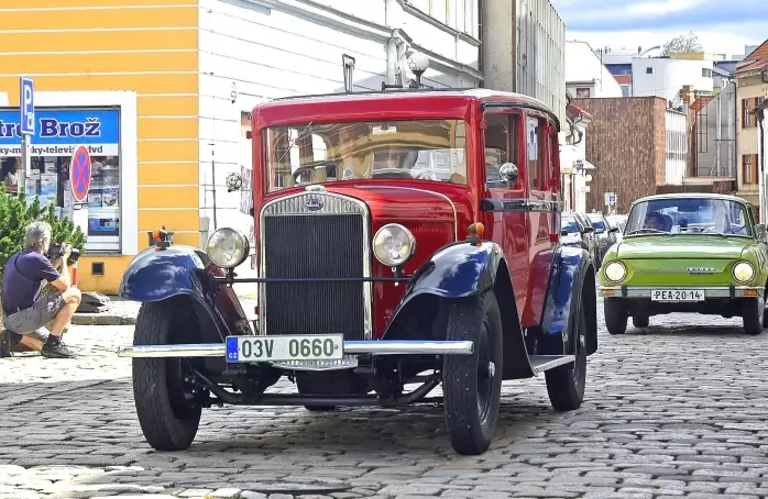 Veterány na Masarykově náměstí vystřídají hasiči