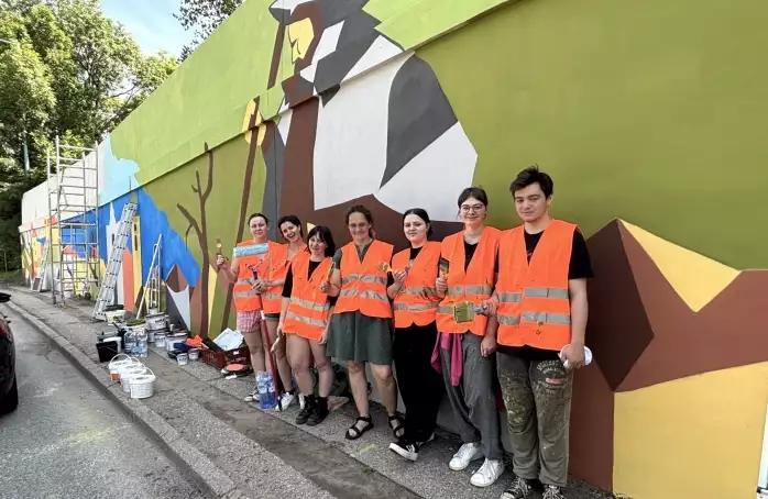 Betonovou zeď zdobí výjimečné umělecké dílo