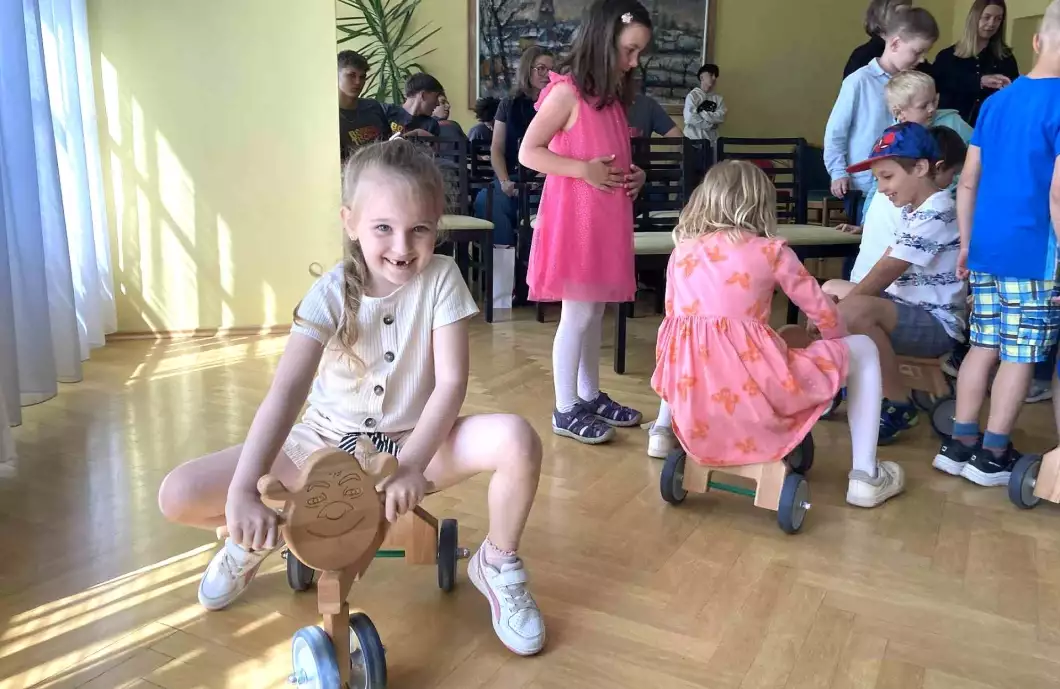 Truhláři z Čech a Německa vytvořili odrážedla pro děti